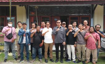 Foto Bersama Media